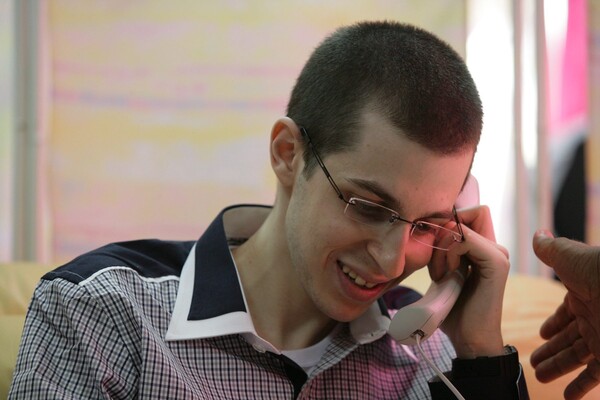 2006년 하마스에게 잡혀 5년간 감금됐던 이스라엘 병사 길라드 샬릿을 구출하기 위해 2011년 이스라엘 정부는 1000여명의 팔레스타인 수감자를 석방한다. / 사진=연합뉴스