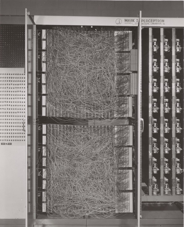 코넬 항공 연구소가 개발한 최초의 퍼셉트론 하드웨어 Mark I Perceptron의 모습. / 사진=Cornell University Library Digital Collections