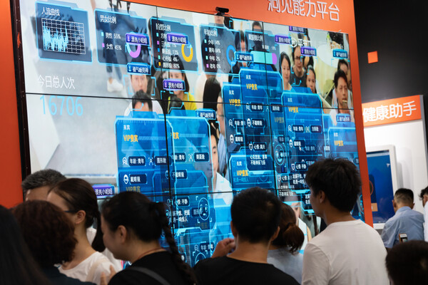 2019년 8월 중국 충칭에서 열린 '스마트 차이나 엑스포'에서 얼굴 인식 기술을 홍보하는 부스의 모습. 중국은 국가 전략인 '중국 제조 2025'의 중요 기술 중 하나로 안면 인식 기술을 개발하고 있다. / 사진=셔터스톡<br>