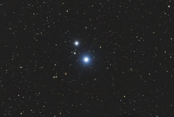 오른쪽 아래 밝은 별이 미자르이고 왼쪽 위가 알코르이다. 0.2도 정도 떨어져 있다. 망원경으로 보면 미자르는 미자르A와 미자르B의 두 별로 다시 나눠져 보인다. 일반 망원경으로는 관측할 수 없지만 미자르A, 미자르B, 알코르 각각이 또 이중성이므로 전체적으로 6중성 시스템이다. / 사진=셔터스톡<br>