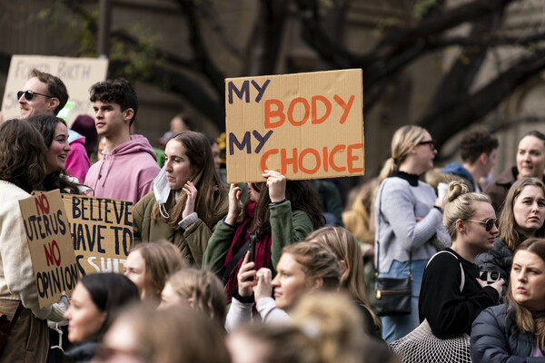 2022년 7월 2일, 호주 멜버른에서 열린 여성 임신중지권 찬성 시위.&nbsp;미국 대법원의 로 대 웨이드 판결 뒤집기가 발표된 후 호주 및 해외 우파 정치인들의 여성 인권에 대한 공격이 잇따랐다. 이에 대응하여 수천 명의 사람들이 멜버른에서 낙태 권리에 대한 연대를 위해 집회를 열었다. / 사진=Matt Hrkac(Flickr)